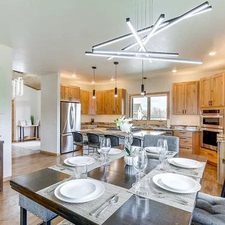 Red Lodge Home With Outdoor Kitchen And Fire Table!